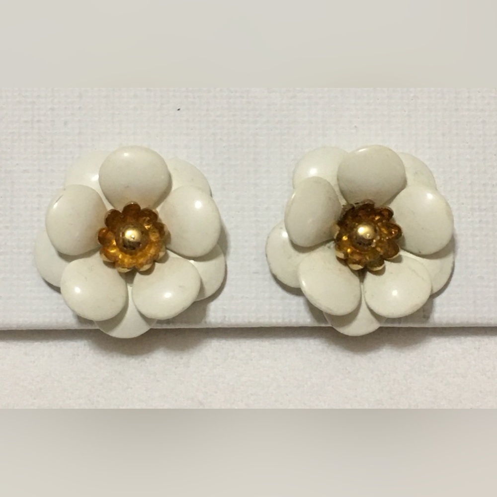 NOS Vtg 1964 SNOW WHITE Enameled Flower Sarah Coventry CLIP Earrings
